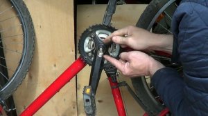 Как снять шатуны педалей велосипеда. Система квадрат.