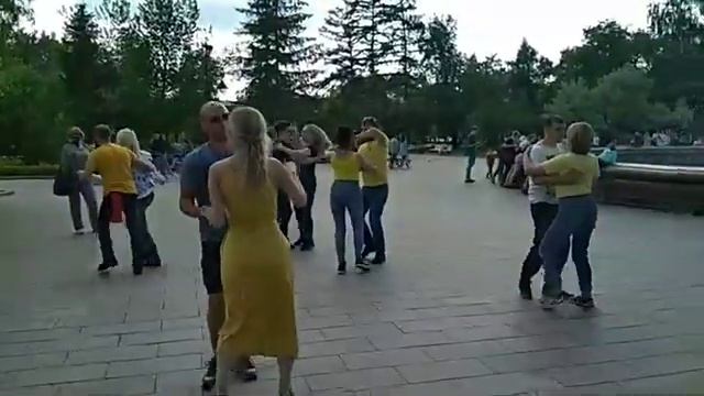 ЖЕЛТЫЙ ТАНЦЕВАЛЬНЫЙ ФЛЕШМОБ & OPEN AIR Bachata, бачата в Омске смотреть онлайн