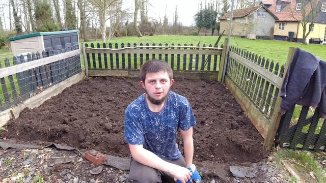 Getting my vegetable patch ready for planting! смотреть онлайн