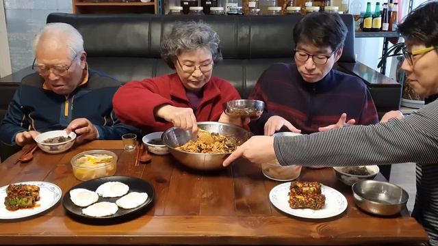 꿀떡꿀떡 영양듬뿍~! 나물 비빔밥 먹방 (무생채, 소고기 미역국, 계란후라이) Namul Bibimbap Mukbang / Korean Food Recipes смотреть онлайн