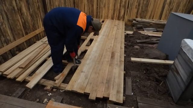 Как стянуть доски при монтаже пола или настила