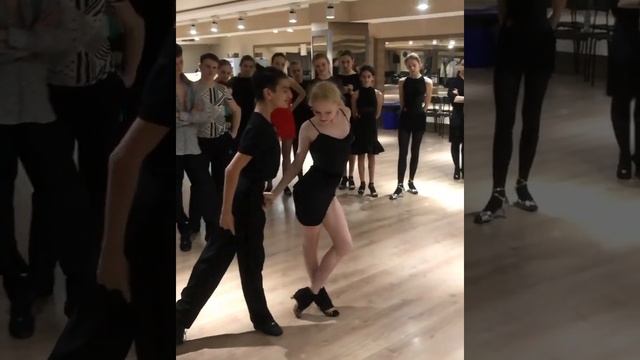 Руслан и Полина маленькие?#бальники #юноры1 смотреть онлайн