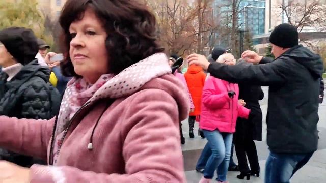ТОПОЛЯ, ТОПОЛЯ ВСЕ В ПУХУ! ТАНЦЫ ХАРЬКОВ УКРАИНА НОЯБРЬ 2023 смотреть онлайн