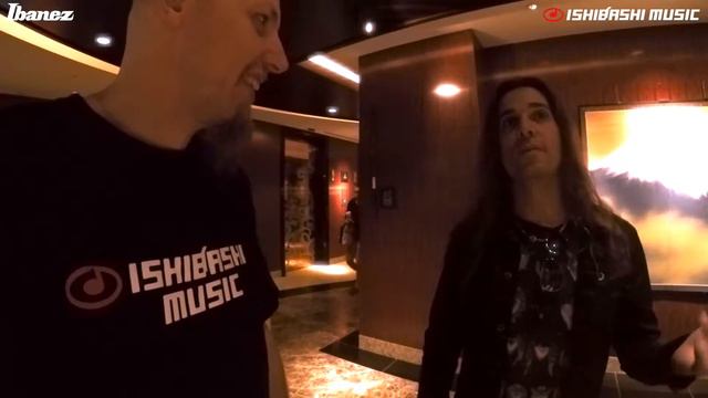 Kiko Loureiro signs an Ibanez for Ishibashi Music after Loud Park 2015 смотреть онлайн