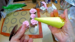 ДВА способа сделать РОЗЫ из КРЕМА  /Торт с РОЗАМИ и ХРИЗАНТЕМАМИ / Цветы из БЗК /Olya konditer МК