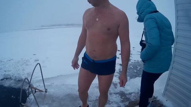 Купание в проруби Дельфин 07.02.2016г. смотреть онлайн
