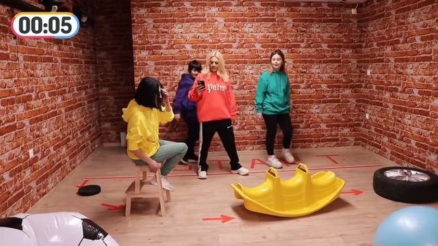 THE FLOOR IS LAVA - PARKOUR CHALLENGE ! смотреть онлайн