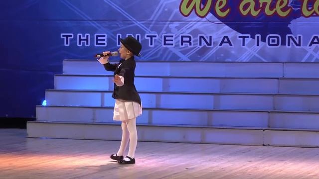 Ступакова Наташа. Откуда дырки в сыре смотреть онлайн