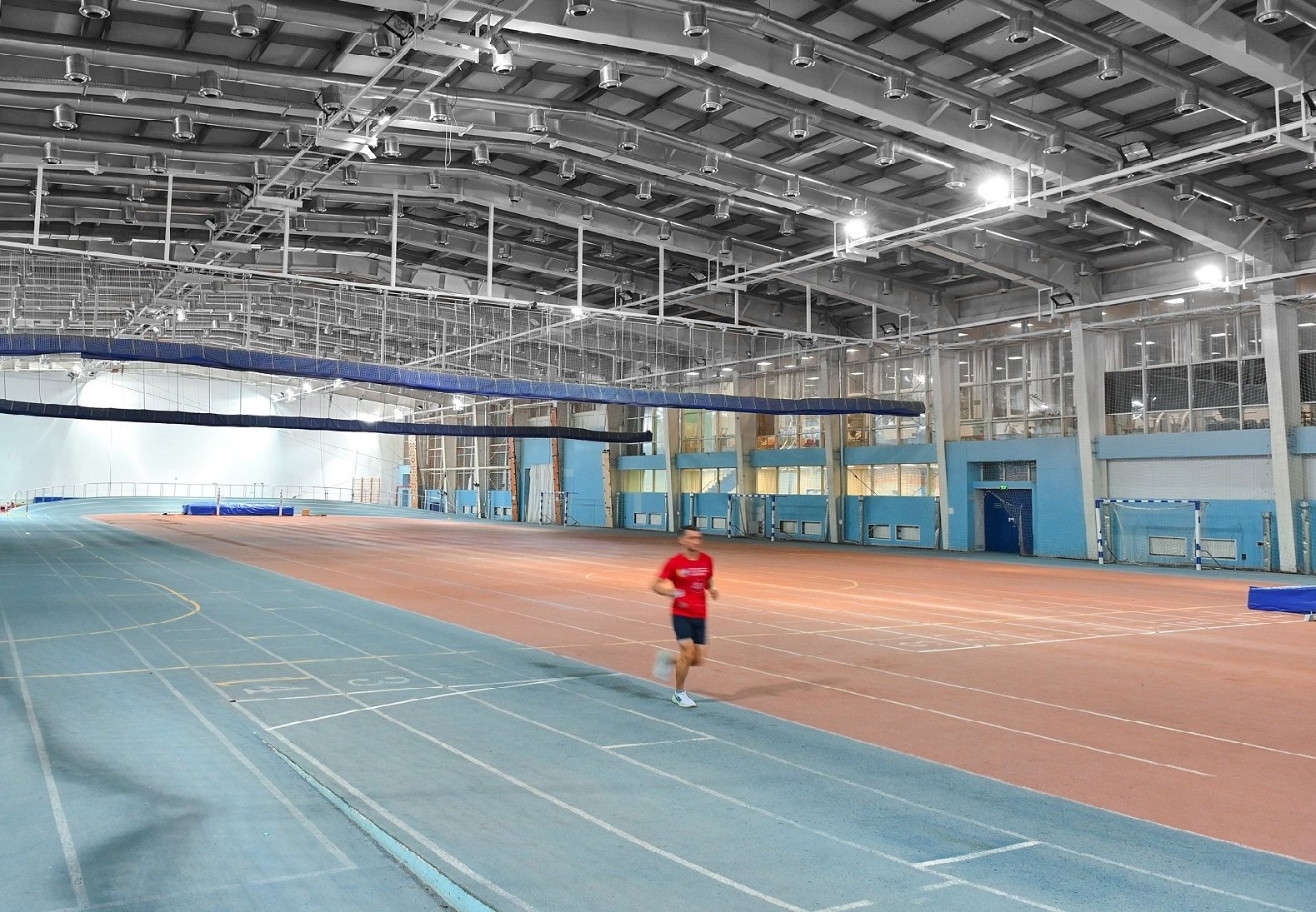 Легкоатлетический манеж УСК