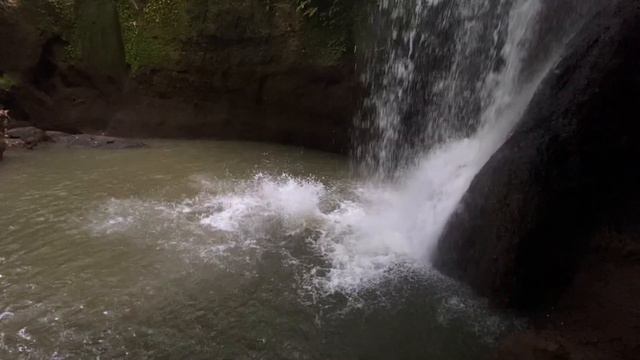 Прыжки в воду на бали / Водопады, Скалы, Бассейны / Bali clif diving смотреть онлайн