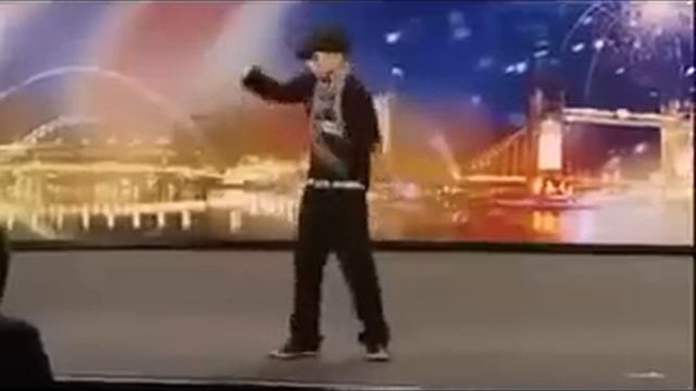 Ему 11 а он так танцует.mp4 смотреть онлайн