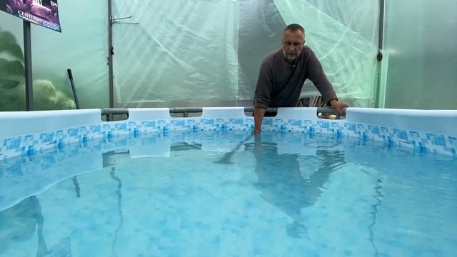 Как легко очистить дно в маленьком бассейне? смотреть онлайн
