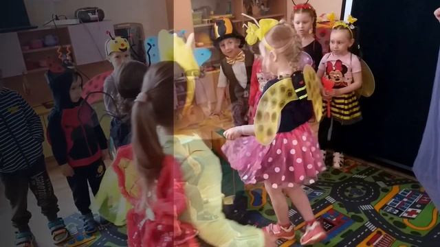 Инсценировка песни "Сел комарик на дубочек" детьми средней группы смотреть онлайн