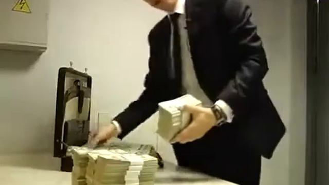 Миллион долларов в кейс не помещается смотреть онлайн