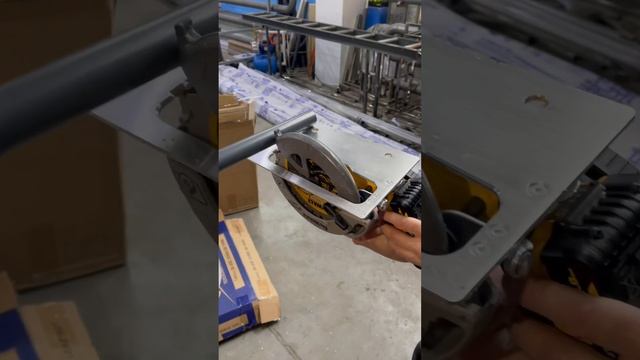 Так нельзя пилить циркулярной пилой DeWALT. Не повторяйте!