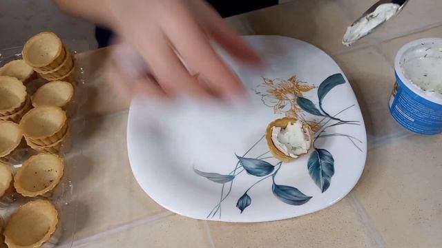 Быстрая закуска, когда гости на пороге)/Тарталетки с рыбной пастой криль и сливочным сыром ??? смотреть онлайн