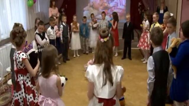 ТАНЕЦ ВЫПУСКНИКОВ С ИГРУШКАМИ