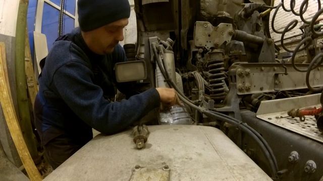 Замена Моторного Масла в двигателе на грузовике DAF XF 105 #11 смотреть онлайн