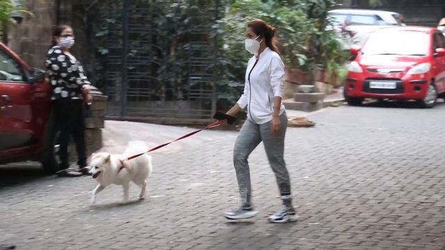 Malaika Arora In Jogging Outfit Snaaped For Media During Evening Walk On Mumbai Road's смотреть онлайн
