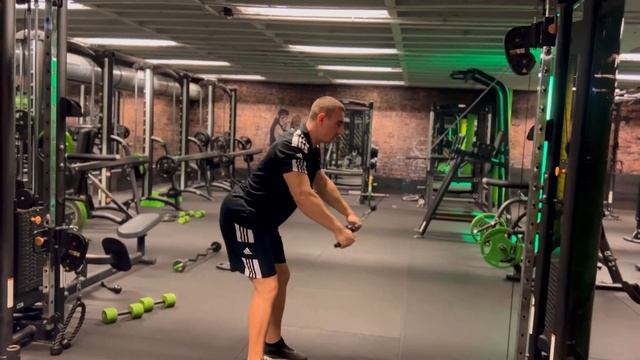 Пуловер в кроссовере с верхнего блока — техника выполнения упражнения смотреть онлайн