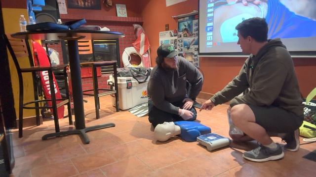 SSI React Right Course: Part 2 - CPR, AED, and O2 Provider with Certified EMT | Scuba Class смотреть онлайн