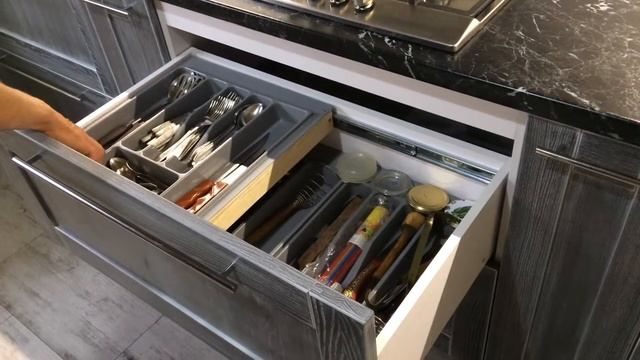 Кухня. Ясень с патиной. Выдвижной ящик на доводчике смотреть онлайн