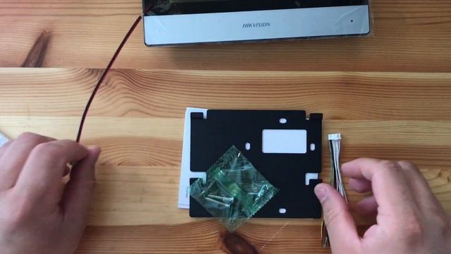 Монитор DS-KH6320-TE1 7" IP видеодомофон с удалённым доступом со смартфона и управлением замком. смотреть онлайн