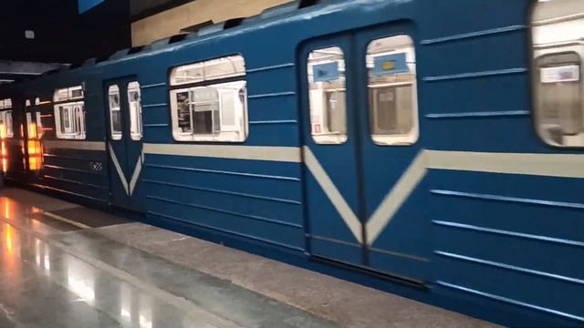 Прибытие номерного на станцию Дунайская с последним оригинальным головным вагоном с молдингом смотреть онлайн