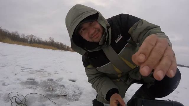 Рыбалка на жерлицы и ловля плотвы и окуня на мормышку. смотреть онлайн