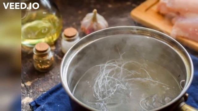 Салат с курицей и рисовой лапшой смотреть онлайн