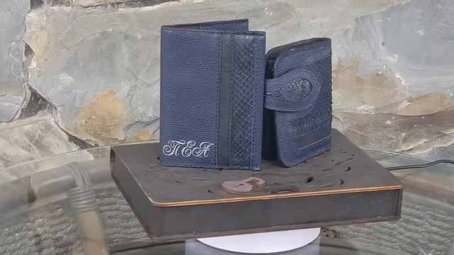Набор: паспорт и кошелек из натуральной кожи с именной гравировкой. смотреть онлайн