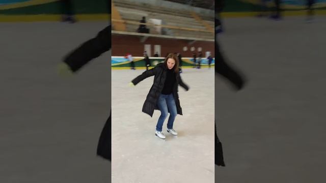 Еду задом на коньках - корявое смотреть онлайн