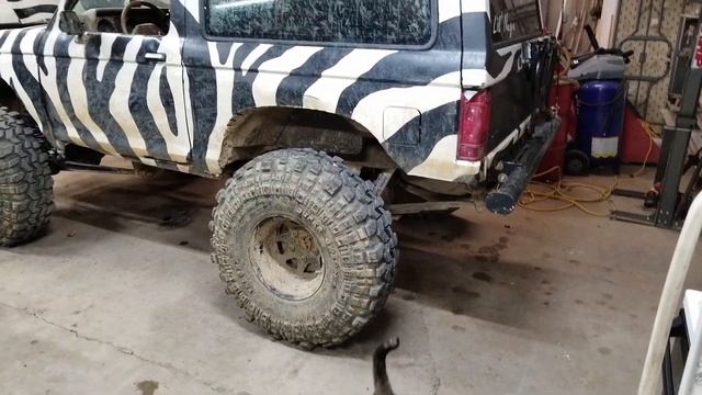 1988 Ford Bronco 2 Solid Axle Swap and V8 Swap Introduction смотреть онлайн