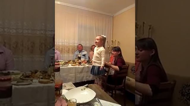 Девочка на стуле читает стих "Мишка косолапый". смотреть онлайн