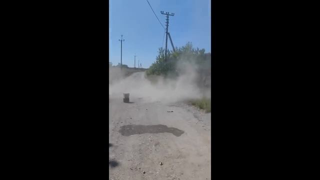 МЕСТНЫЕ ЖИТЕЛИ НАШЛИ СПОСБ РАЗМНИРОВАНИЯ ЛЕПЕСТКОВ смотреть онлайн