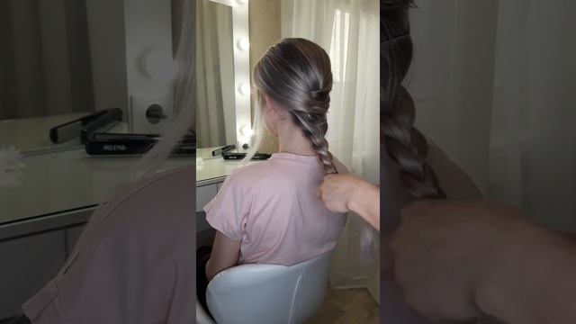 Красивый пучок за 3 минуты. Простой пучок на основе косы, который можно с легкостью заплести себе. смотреть онлайн