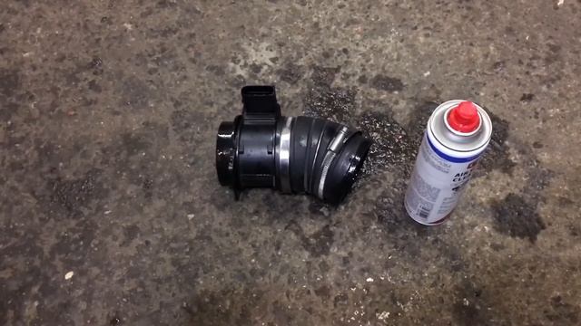 Mercedes C200 Kompressor (w203) Ilmamassamittarin Puhdistus. MAF Cleaning.