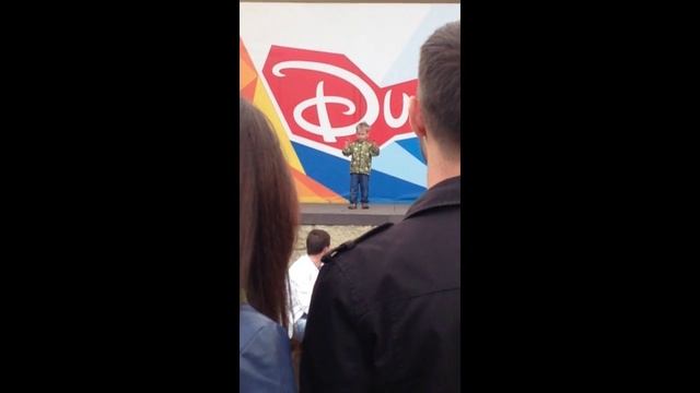 Мальчишка прикольно танцует Диво Остров смотреть онлайн