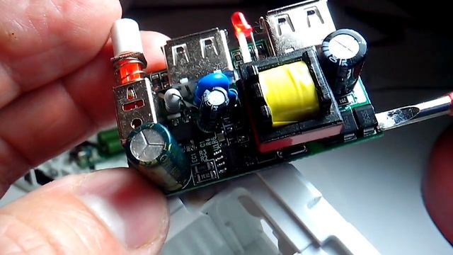 Зарядное устройство USB 2100 mA,разборка. смотреть онлайн