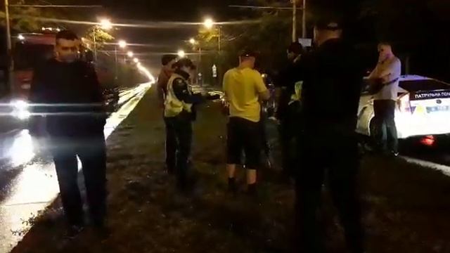 Пьяная девушка снесла забор в Мариуполе. Видео содержит нецензурную лексику смотреть онлайн