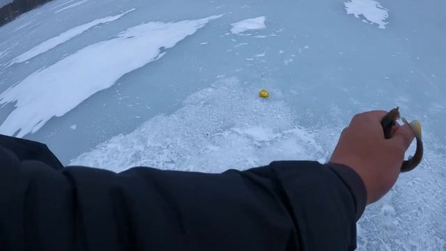 Рыбалка в непогоду. Ловля окуня и плотвы на мормышку весной. оз. Рубское. смотреть онлайн
