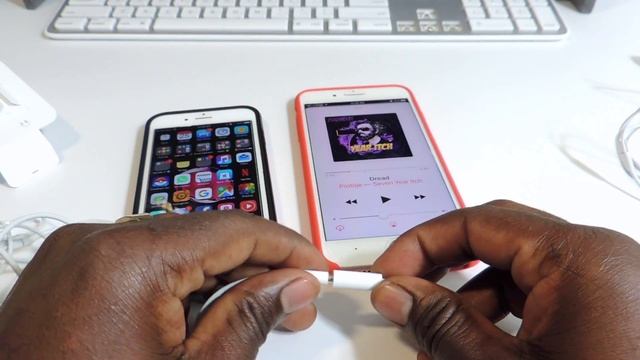 Apple Lightning Headphone VS 3.5 MM Headphone смотреть онлайн