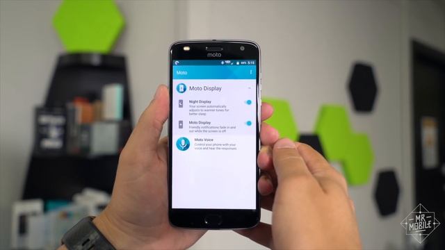 Moto Z2 Play Review: Bad Sequel, Better Smartphone смотреть онлайн