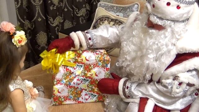 К Насте пришли Дед Мороз и Снегурочка! (Распаковка Новогоднего подарка с Настей и Дедом Морозом!!!! смотреть онлайн