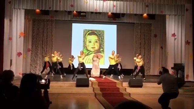 Танец под песню Тимы Белорусских - Алёнка смотреть онлайн