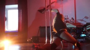 Лучший танец 2018 стрип пластики гибкой девушки на пилоне