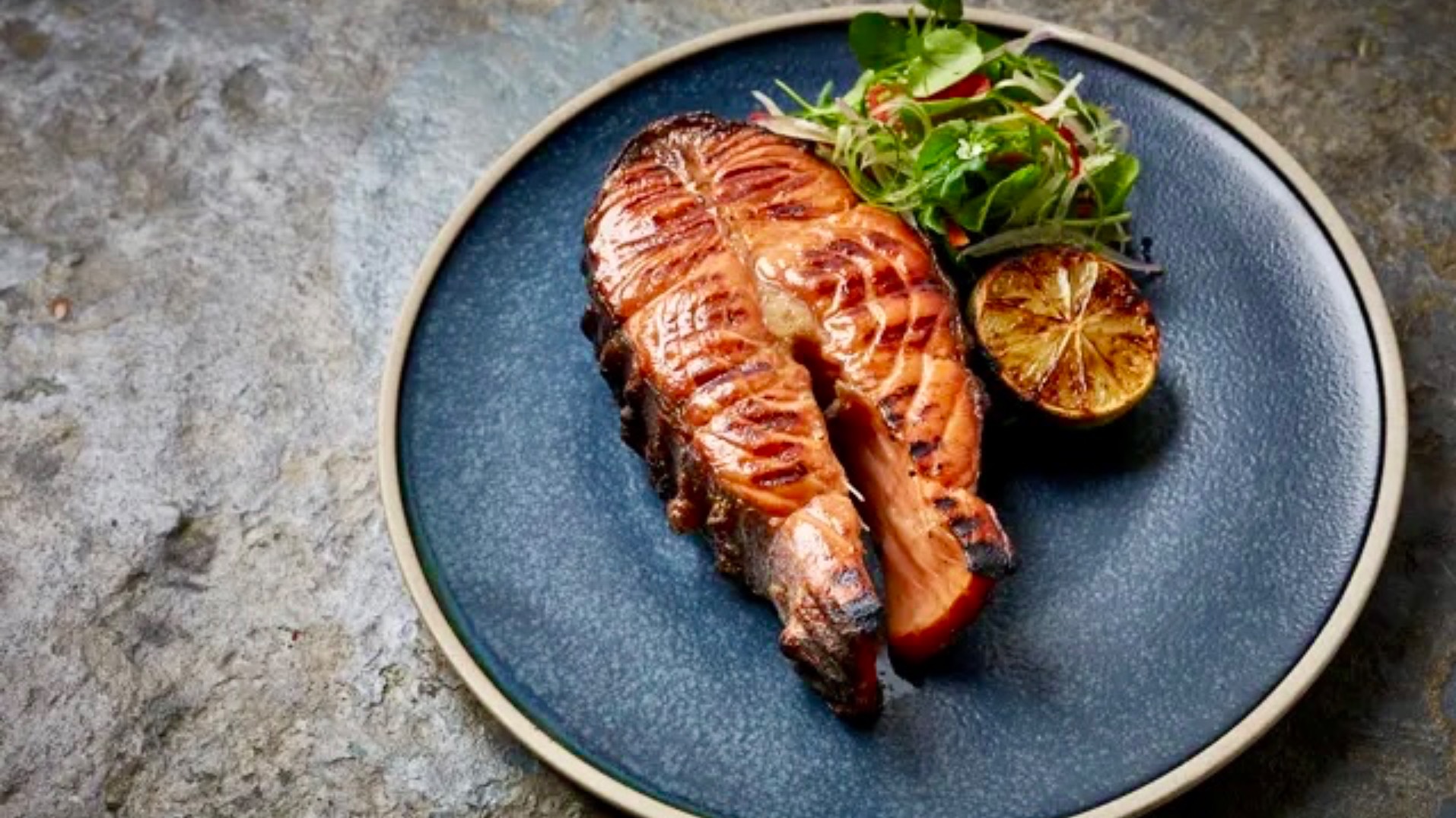 Готовим супер лосось с супер соусом из красной икры