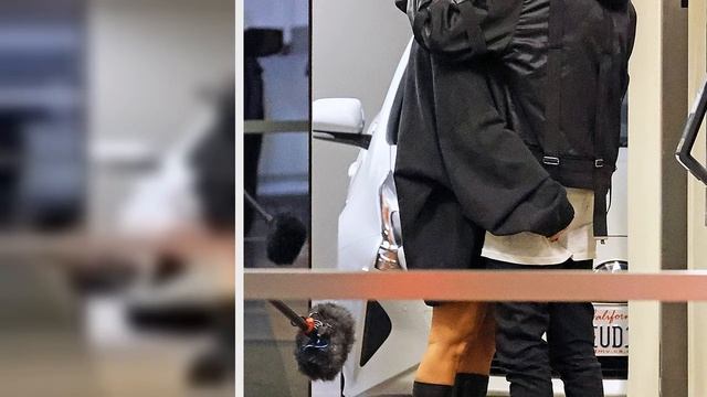 Kourtney Kardashian Claps Back After Deleting Pic Over Photoshop Backlash: ‘It Was A Fan Edit’ смотреть онлайн
