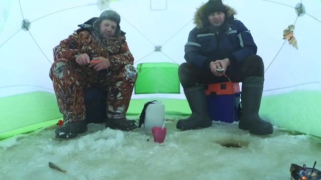 Налим на продольник! Рыбалка на севере Стофети и компания 2017 смотреть онлайн