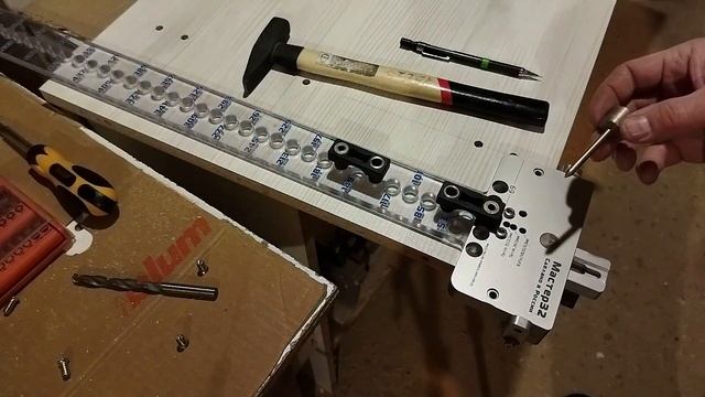 Регулируемый упор Мастер 32. Присадка боковины под конфирмат+шкант и направляющие скрытого монтажa. смотреть онлайн